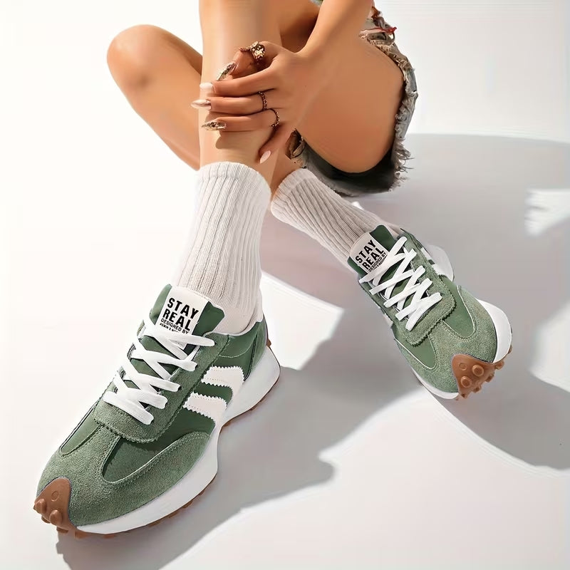 Women's Retro Platform Sneakers with Lace-Up Closure and Stripe Detail