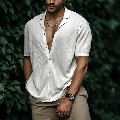 Men's Short Sleeve Shirt with Open Collar and Button Closure