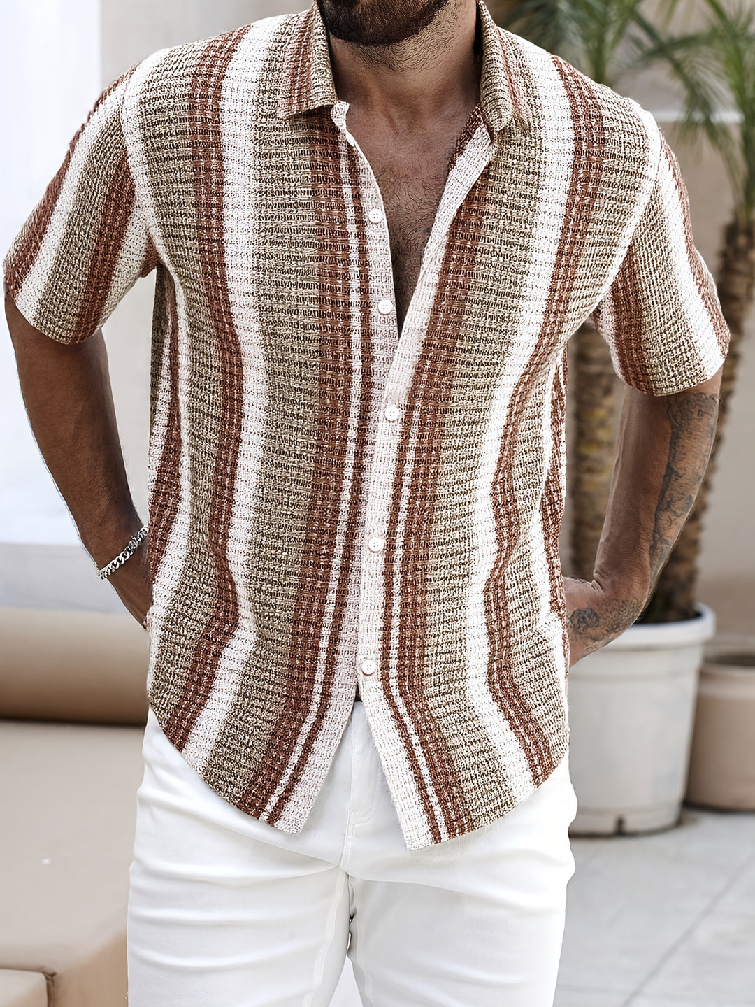 Men's Short Sleeve Shirt with Spread Collar and Vertical Stripe Pattern