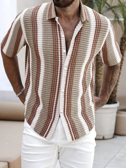 Men's Short Sleeve Shirt with Spread Collar and Vertical Stripe Pattern