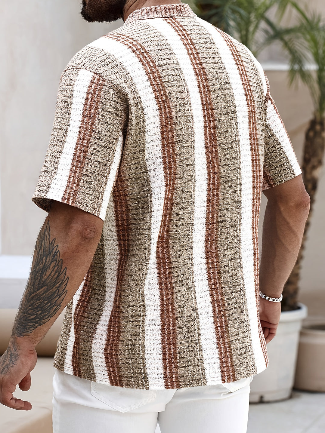 Men's Short Sleeve Shirt with Spread Collar and Vertical Stripe Pattern