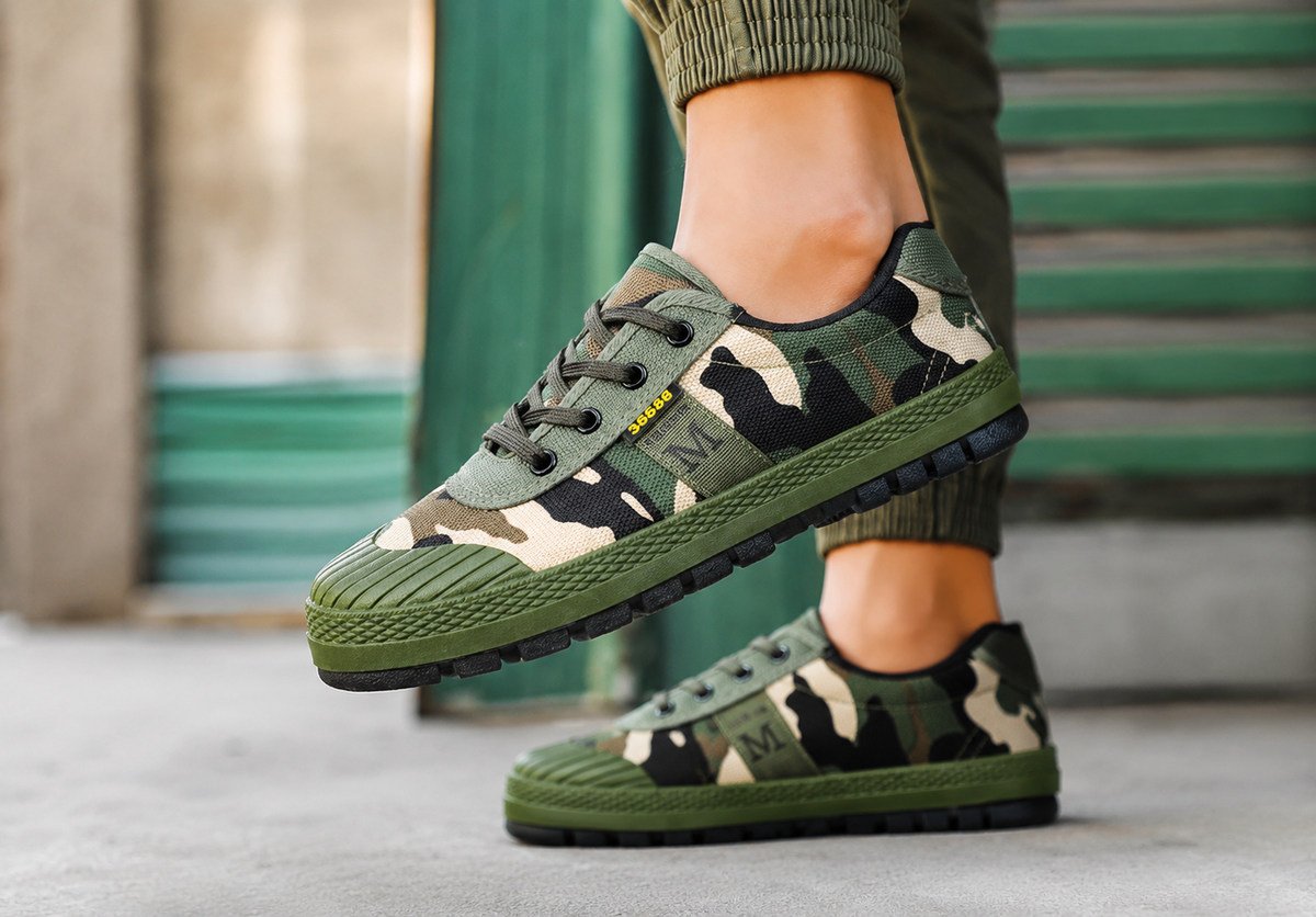 Men's Tactical Sneakers Low-Top with Lace-Up Closure and Camouflage Print