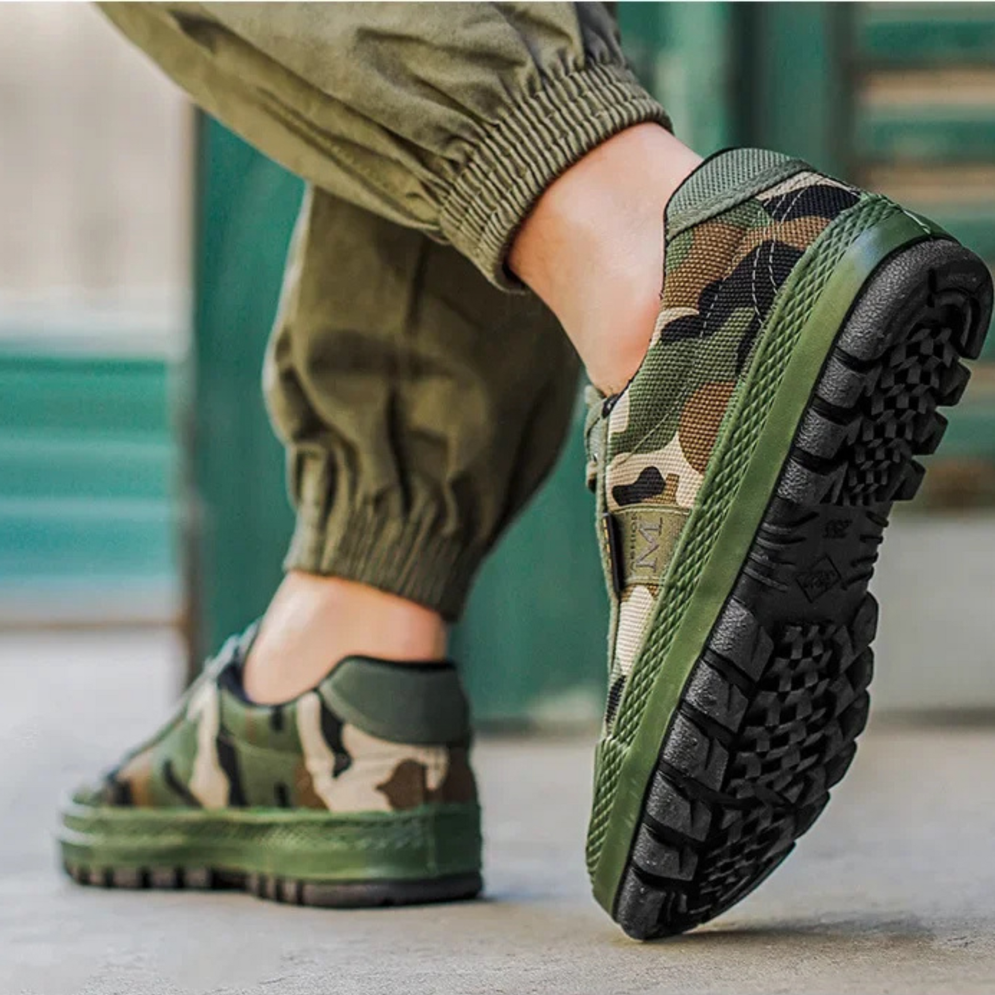 Men's Tactical Sneakers Low-Top with Lace-Up Closure and Camouflage Print