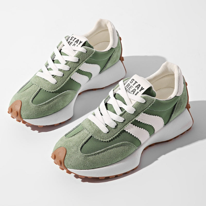 Women's Retro Platform Sneakers with Lace-Up Closure and Stripe Detail