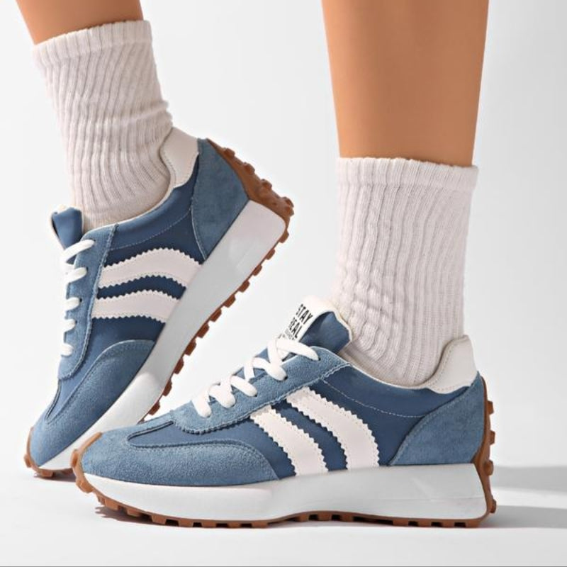 Women's Retro Platform Sneakers with Lace-Up Closure and Stripe Detail