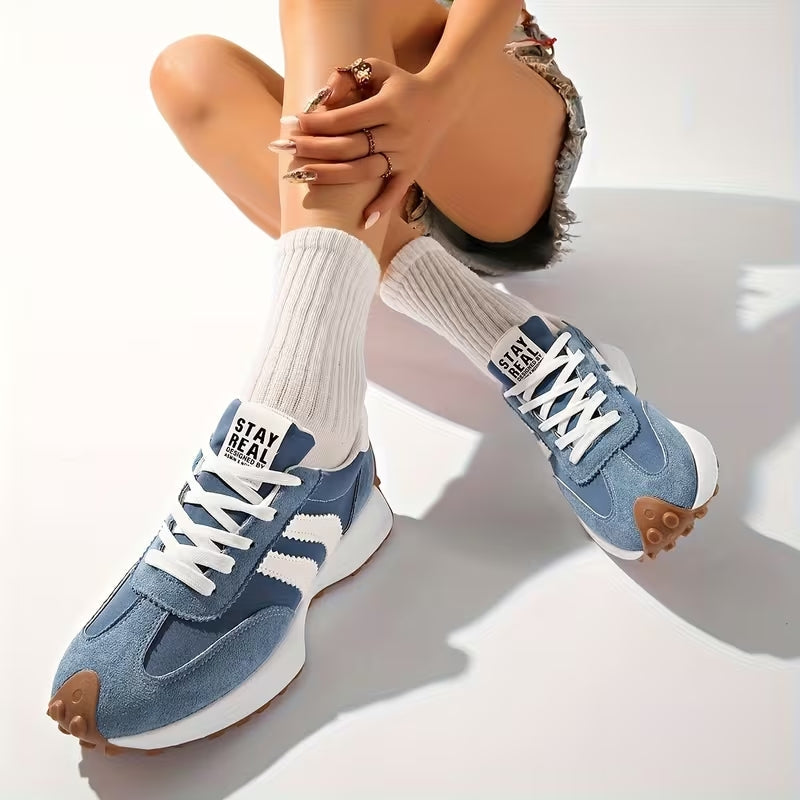 Women's Retro Platform Sneakers with Lace-Up Closure and Stripe Detail